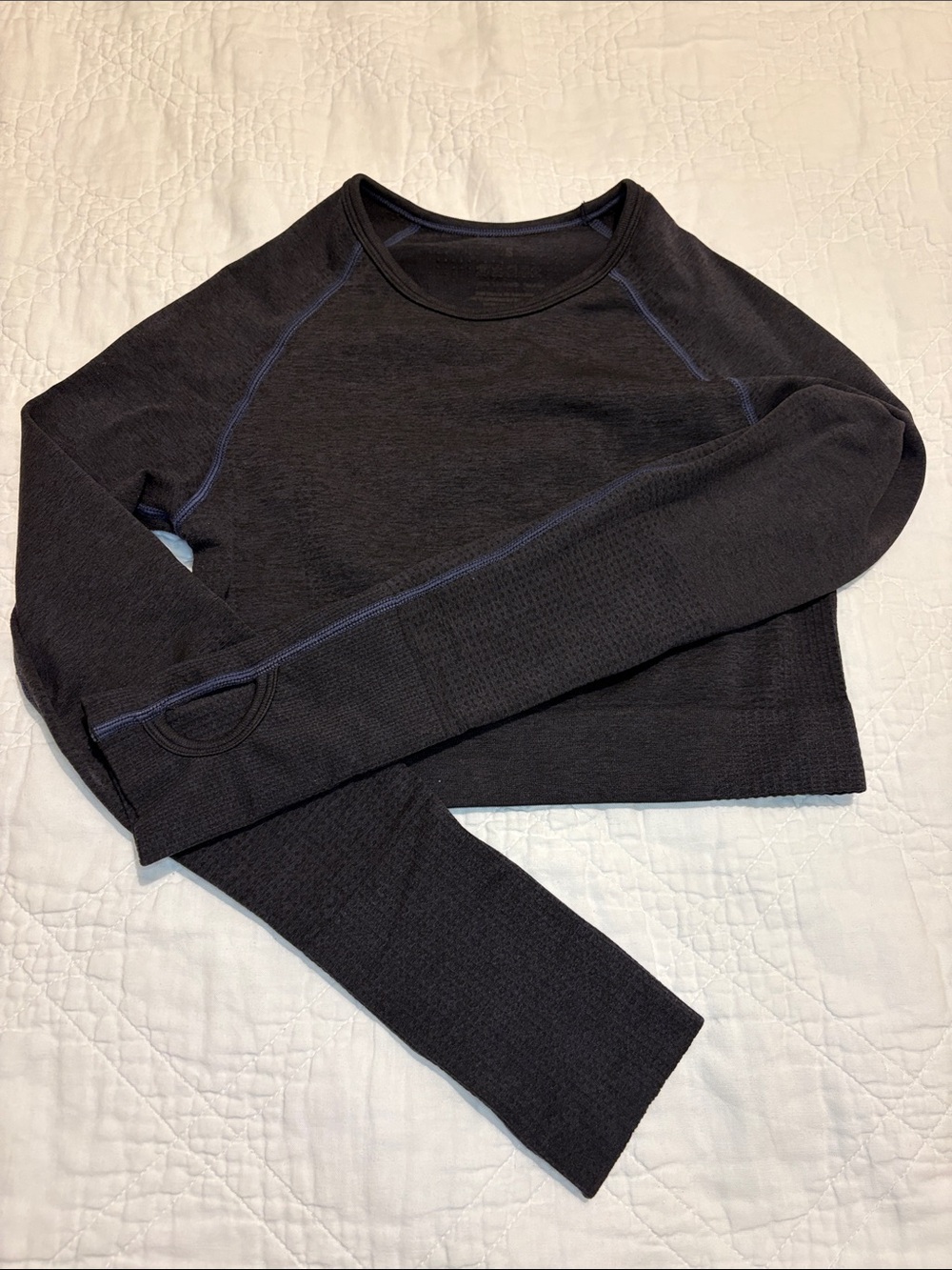 Amazon Black Long-Sleeve Cropped Pullover with Contrast Stitching